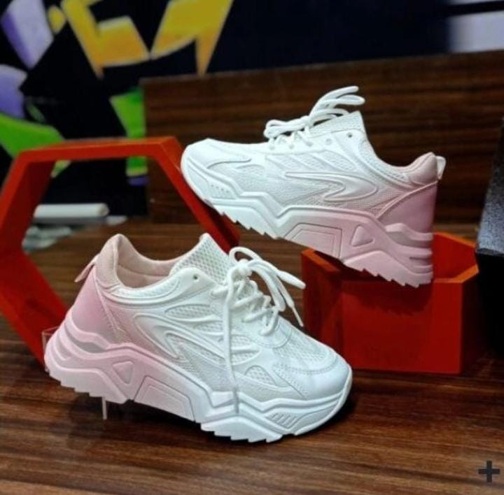 Imported premium quality sneakers♥️white/pink
